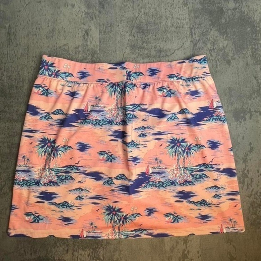 Crown & Ivy sporty Hawaiian skirt with built in shorts. Size Large